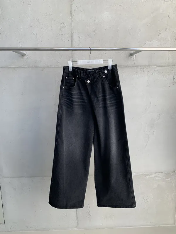 Trendy Loose Black Jeans - Comfort Meets Versatility
