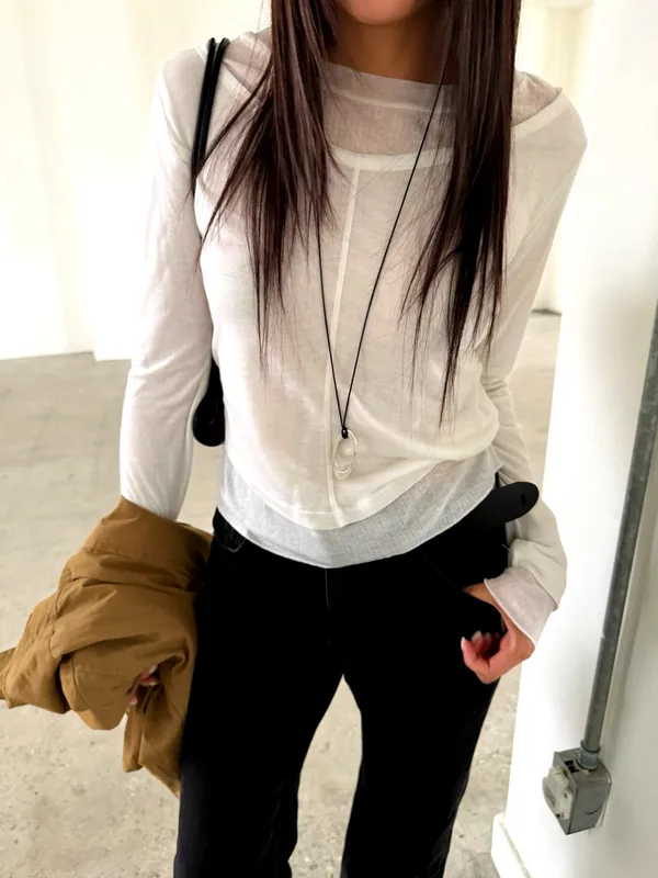 Stylish and Minimalist Women's Top - Comfortable and Breathable for Any Occasion
