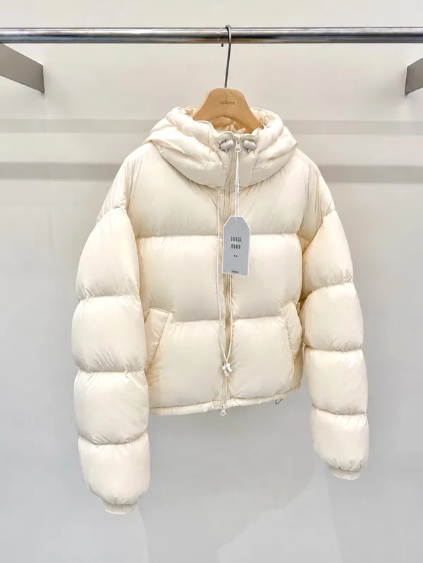 時尚簡約女裝羽絨服，保暖舒適，輕盈設計