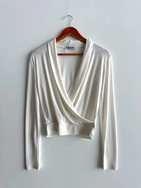 Stylish and Minimalist Women's Top, Comfortable and Versatile