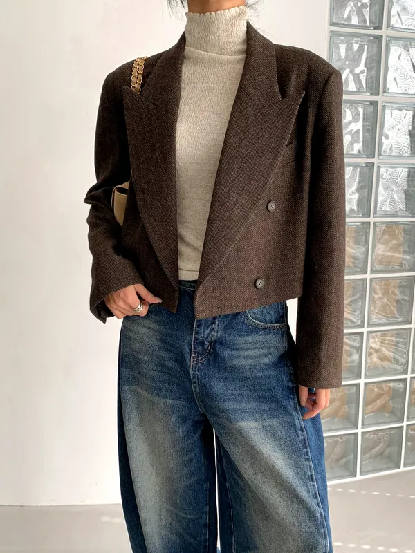 Fashion double-breasted women's coat, combining elegance and casual style.