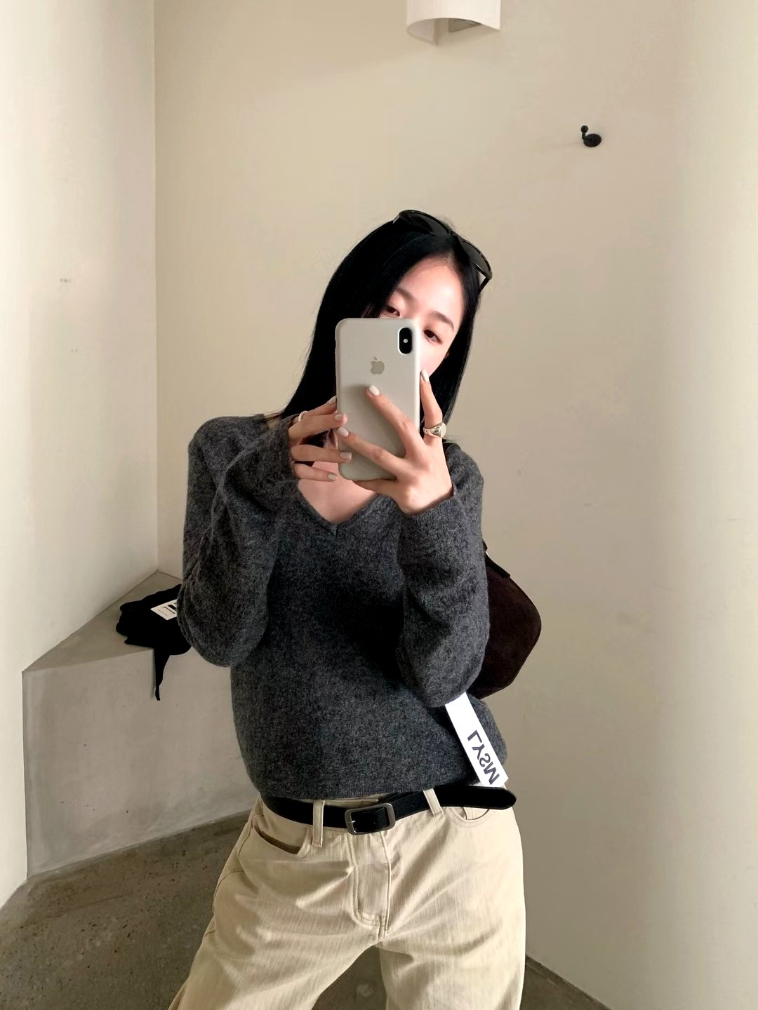 패셔너블한 회색 V넥 니트 탑 - 편안하고 다재다능한 신상품