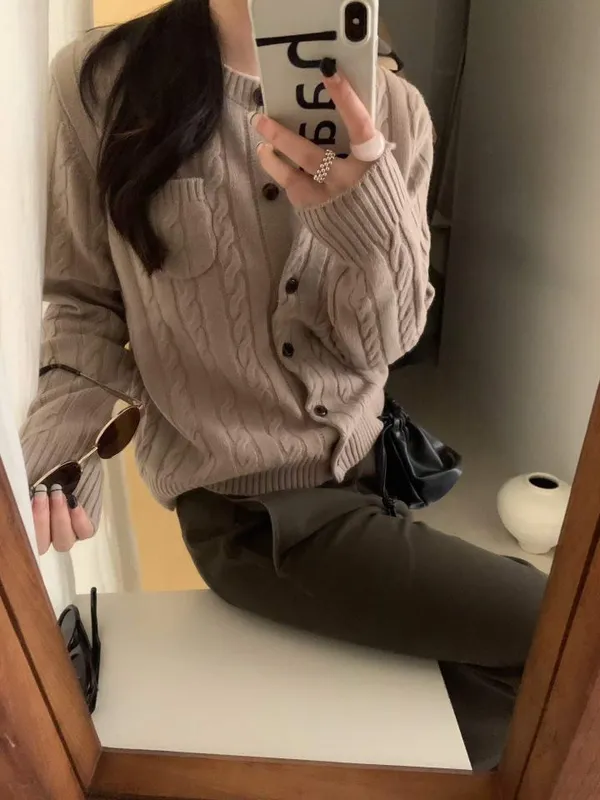 Stylish Knitted Cardigan - Warm, Comfortable, and Versatile Essential