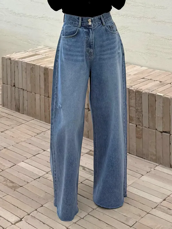 Stylish Loose-Fit Jeans for a Comfortable Casual Look