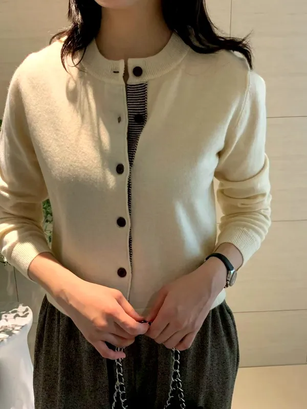 Elegant and Minimalist Cardigan - A Versatile Women's Top for Comfort