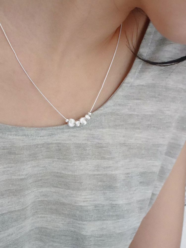 Elegant Minimalist Silver Pearl Necklace for a Chic Look