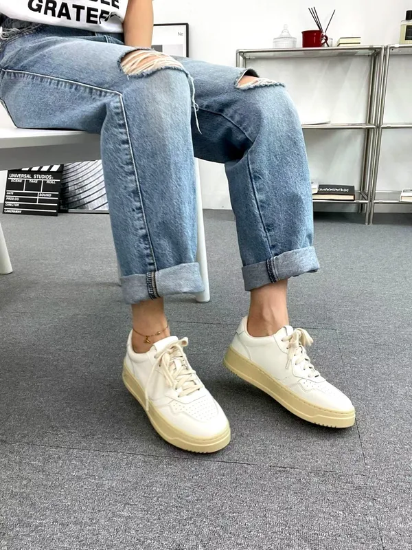 Stylish Versatile Women's Shoes, Comfortable Casual Sneakers Apm Luxe B1층110호 RILLA Apm Luxe B1층110호 RILLA(릴라) no 8177 size 225~250 굽높이 3cm 36000원 화이트 천연소가죽 클래식하면서 요즘 트렌디한 디자인에 심플한 화이트 컬러로 다양한 룩에 매칭하기 좋아 데일리 슈즈로 추천!!!