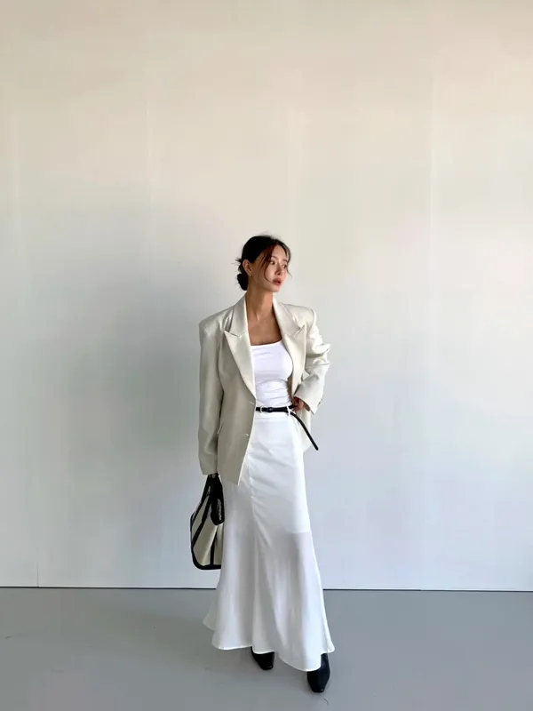 優雅氣質白色半身裙，展現女性魅力