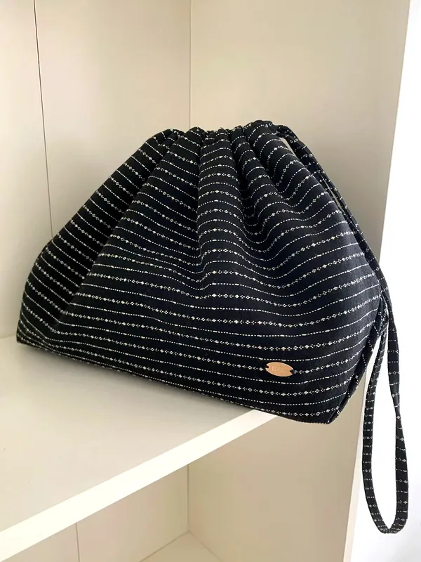 Stylish Minimalist Women's Bag with Striped Design - A Must-Have for Elegant Outings