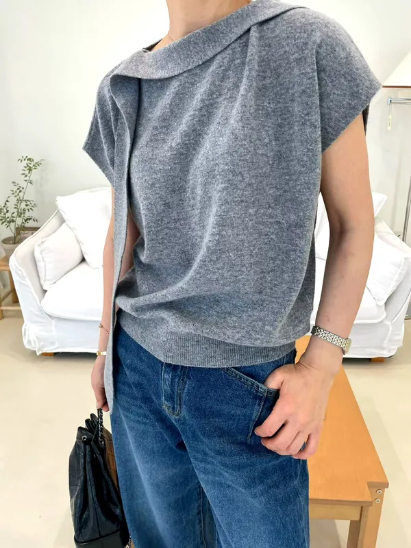 Stylish and Comfortable Gray Women's Top - Perfect for Any Occasion
