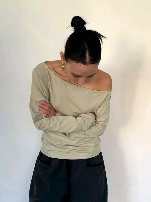 เสื้อยืดเปิดไหล่แฟชั่นสบายๆ ใส่ได้หลายโอกาส