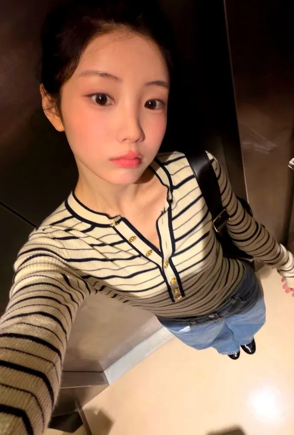 Stylish Striped Women's Top - Comfortable and Versatile