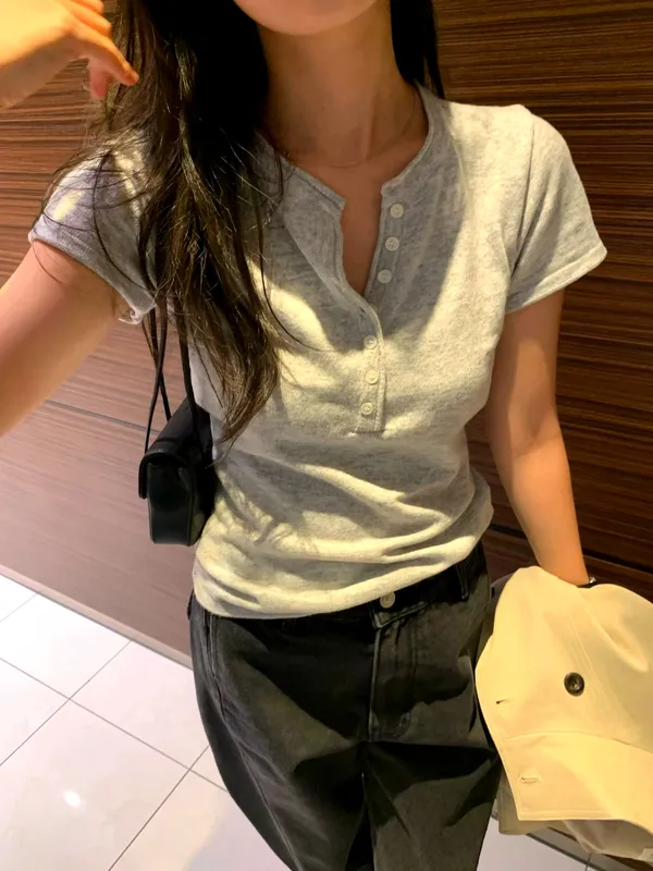 簡約灰色短袖T恤，舒適百搭
