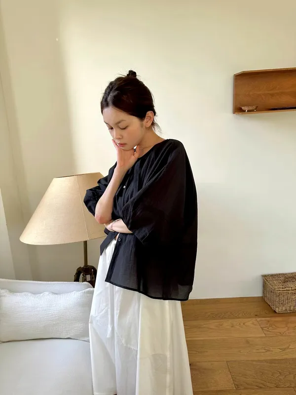 轻盈透气黑色女装上衣，优雅休闲风