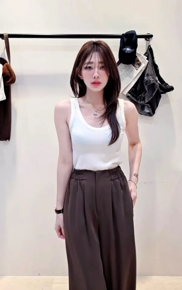 Stylish and Versatile Women's Tank Top - Perfect for Summer Wear