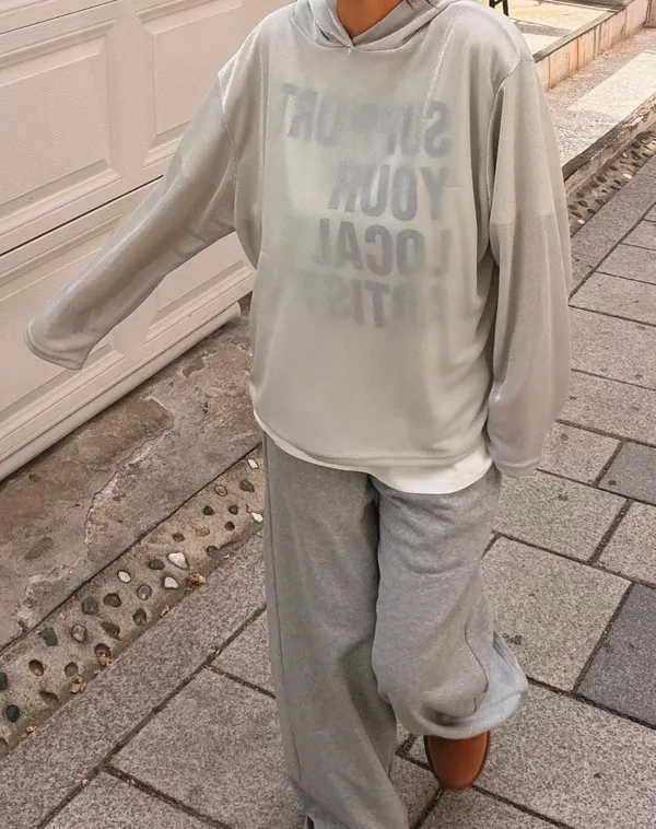 เสื้อฮู้ดพิมพ์ลายหลวมสบาย, สวมใส่สบายและทันสมัย