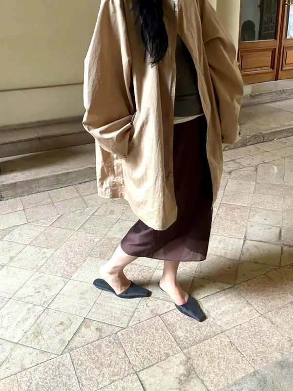 Stylish and Minimalist Women's Coat - Lightweight and Comfortable