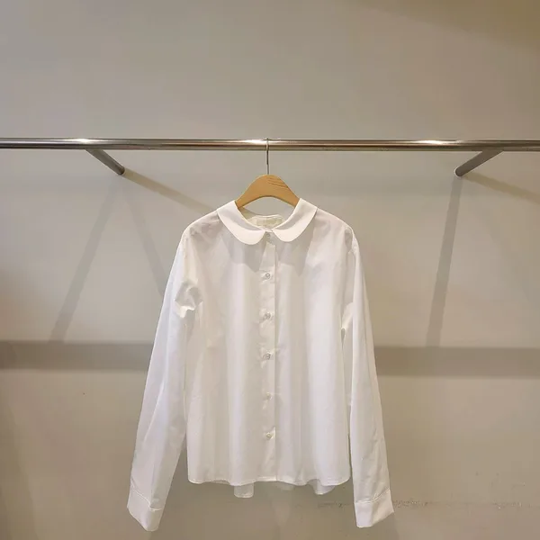 Elegant Versatile White Shirt in Minimalist Style