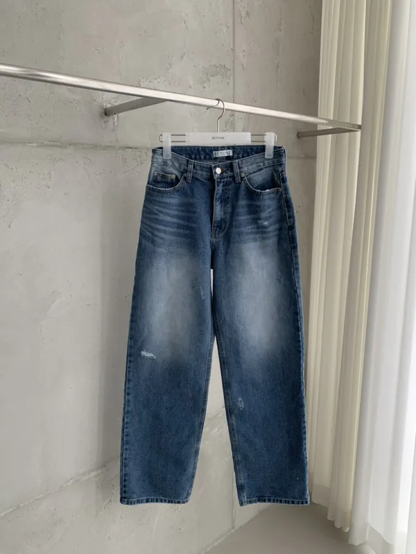Fashionable Loose-Fit Jeans, Classic Blue, Comfortable and Versatile