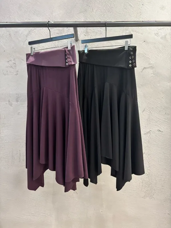 Elegant Women's Dress with Flowing Skirt Design