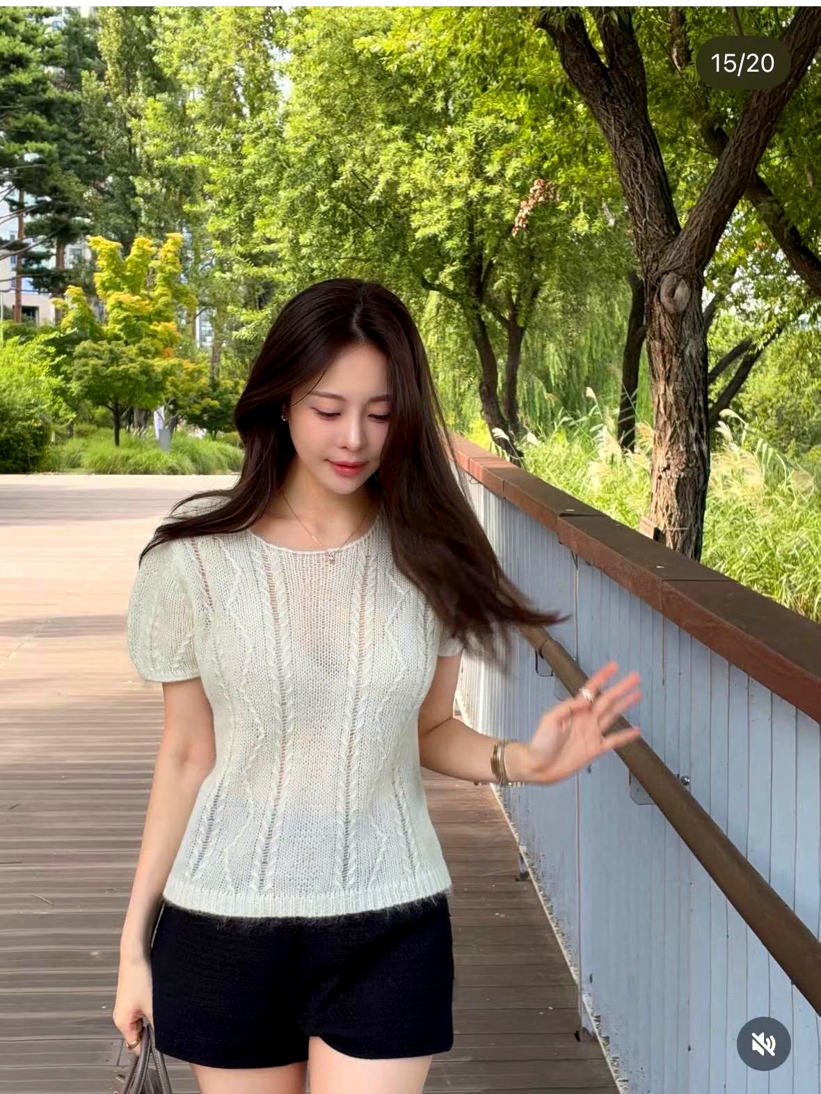 스타일리시하고 미니멀한 여성 티셔츠, 편안하고 통기성이 뛰어나 일상 착용에 적합