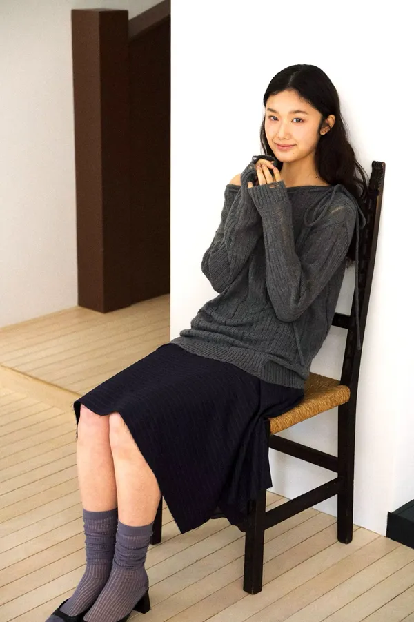 Stylish and Minimalist Women's Top - Comfortable Knitted Sweater
