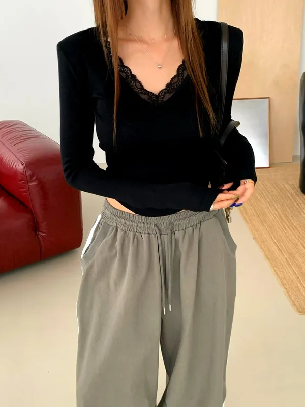 เสื้อยืดแขนยาวขอบลูกไม้สุดหรู สะท้อนเสน่ห์ที่น่าหลงใหล