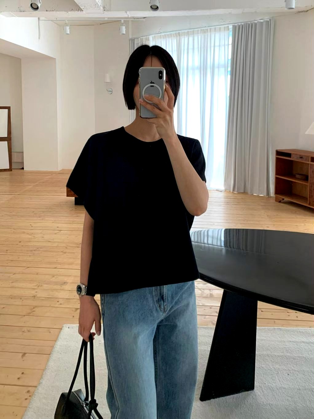 심플한 블랙 티셔츠, 편안하고 다재다능한 일상 착용