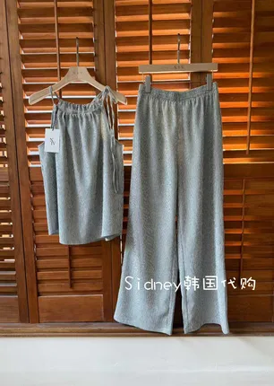 Set Atasan Cami Gray Ringan dan Seluar Longgar yang Selesa
