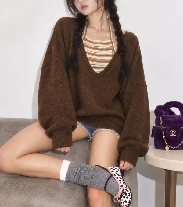 Loose V-neck sweater, a warm and stylish essential