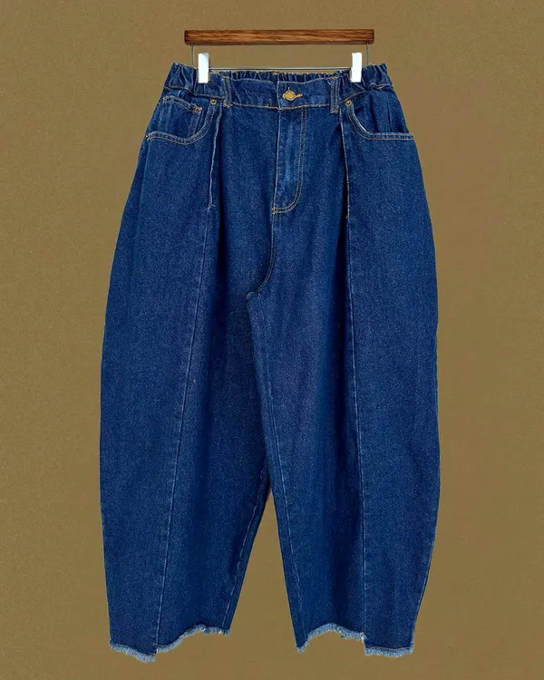Stylish Loose-Fit Jeans for a Comfortable Casual Look