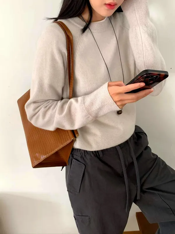 Stylish and Minimalist Knit Sweater, Perfect for Any Occasion