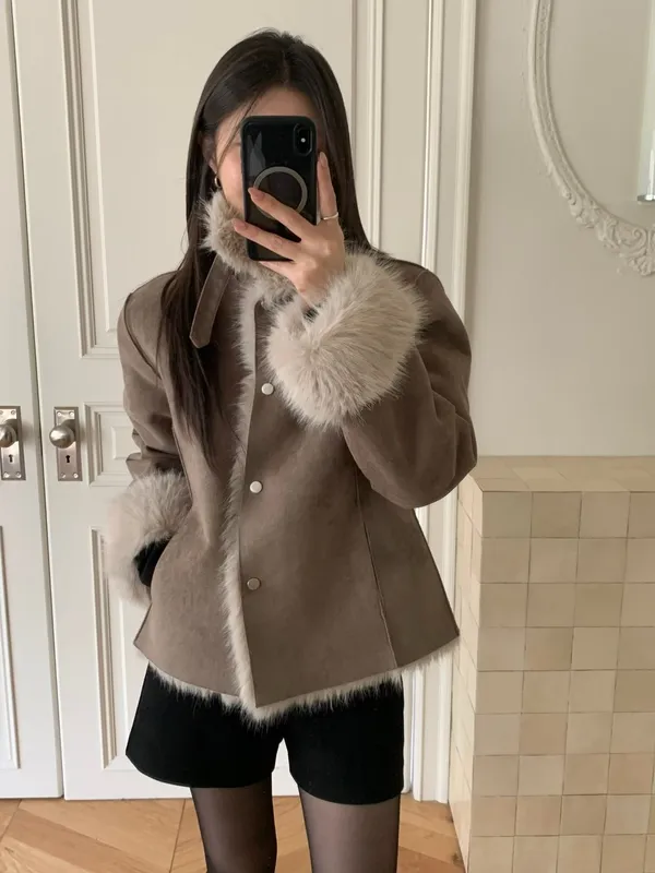 Stylish Women's Jacket with Plush Design for Warmth and Comfort