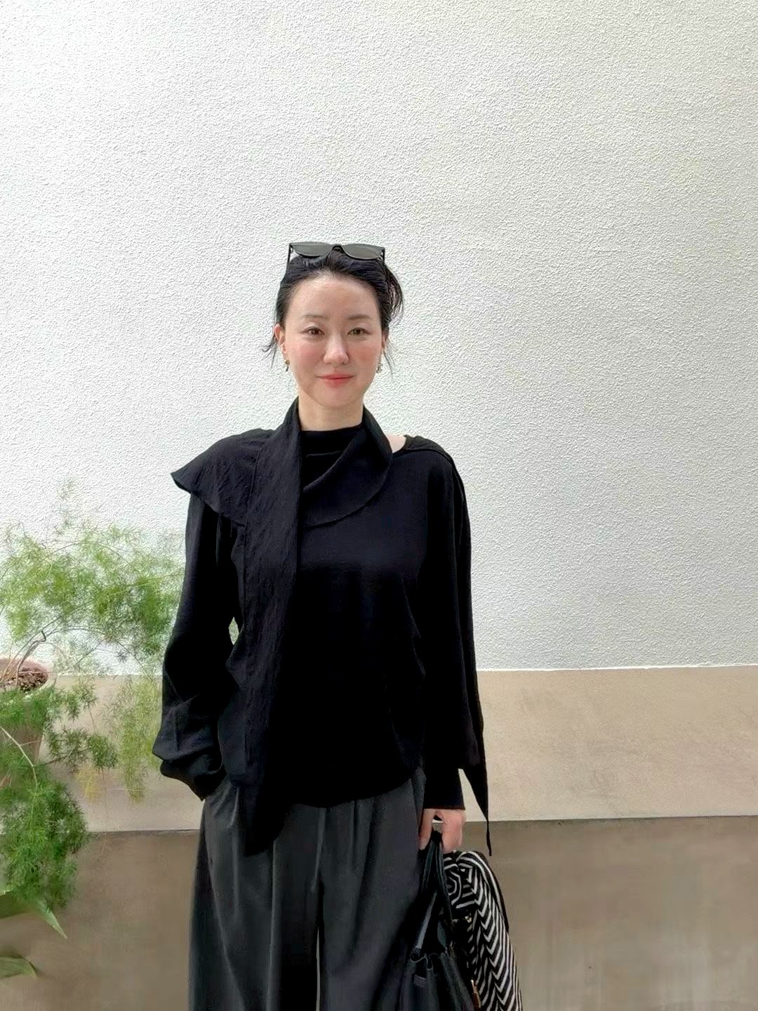 스타일리시하고 미니멀한 블랙 여성 탑, 우아하게 활용 가능