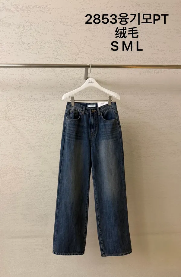 High-Waisted Loose Fit Jeans - Fashionable and Versatile