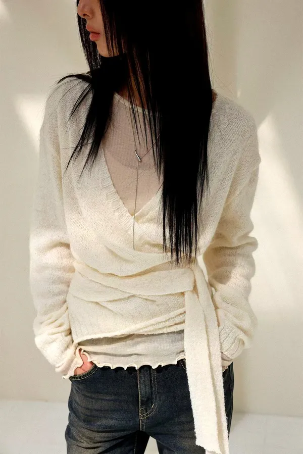 Fashionable versatile women's sweatshirt, comfortable and casual style.