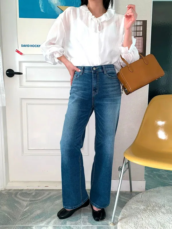 Stylish High-Waisted Jeans to Showcase Your Elegant Charm