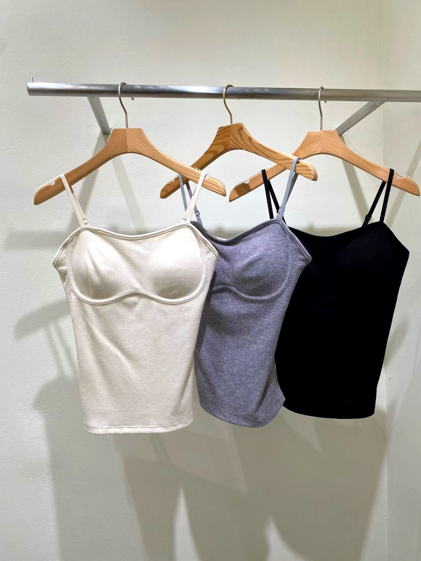 편안하고 통기성이 좋은 여성용 캐미솔, 여름 코디에 적합