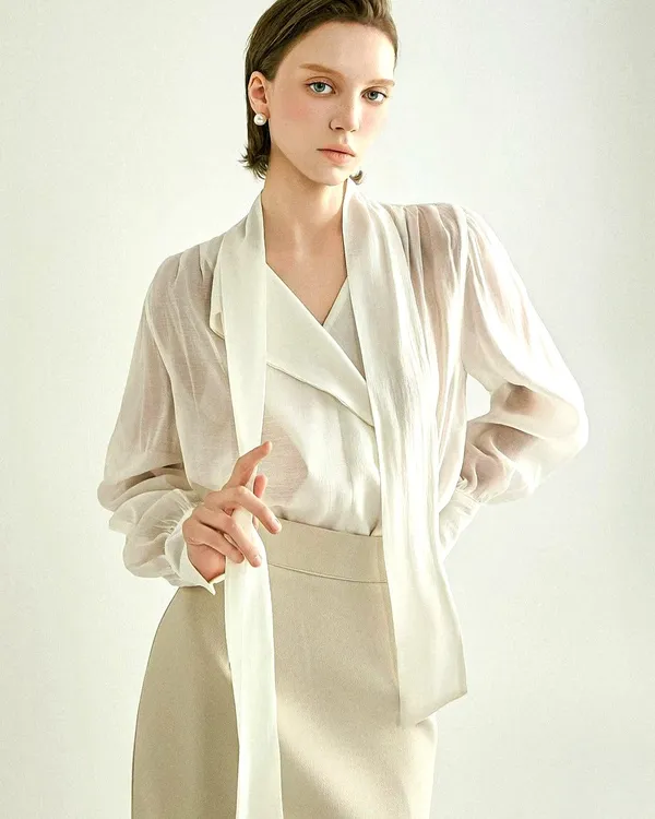 Elegant Women's Top with Lightweight and Breathable Design