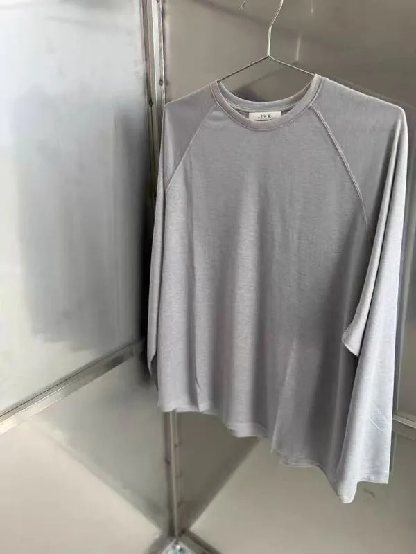 Lightweight and Comfortable Gray Long Sleeve T-Shirt for Spring and Autumn