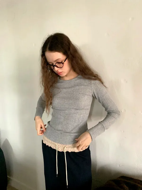 Stylish Minimalist Gray Long Sleeve T-Shirt, Comfortable and Versatile