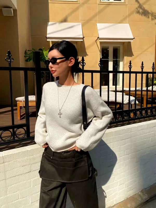 Stylish and Minimalist Women's Sweater, Comfortable and Versatile