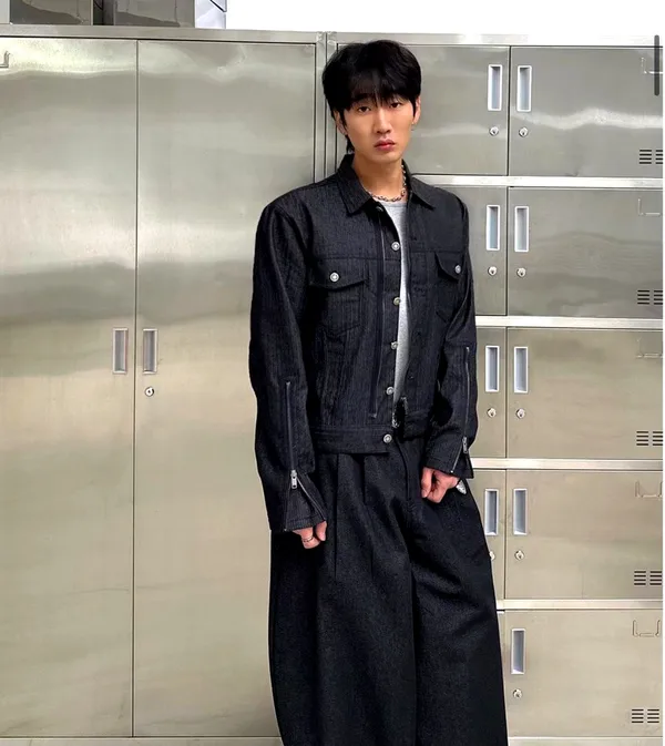 Fashionable Black Denim Jacket, Casual Style for Spring and Autumn