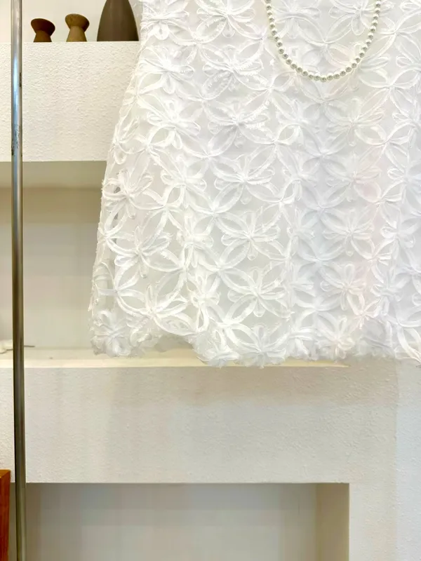 優雅刺繡花朵上衣，清新透氣