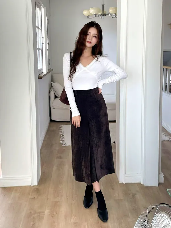 Elegant Women's Midi Skirt - Comfortable Fabric, Fashionable and Versatile