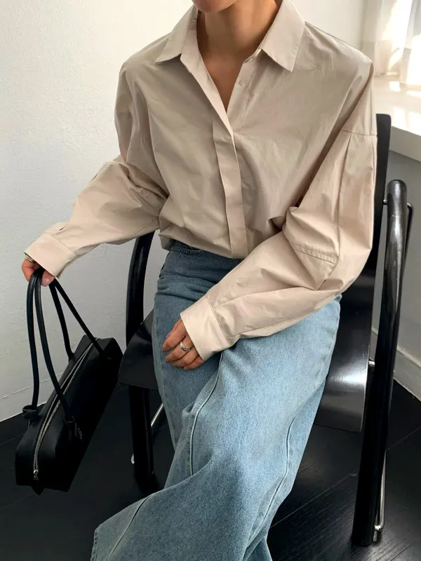 Stylish and Minimalist Women's Shirt, Lightweight and Breathable, Perfect with Jeans