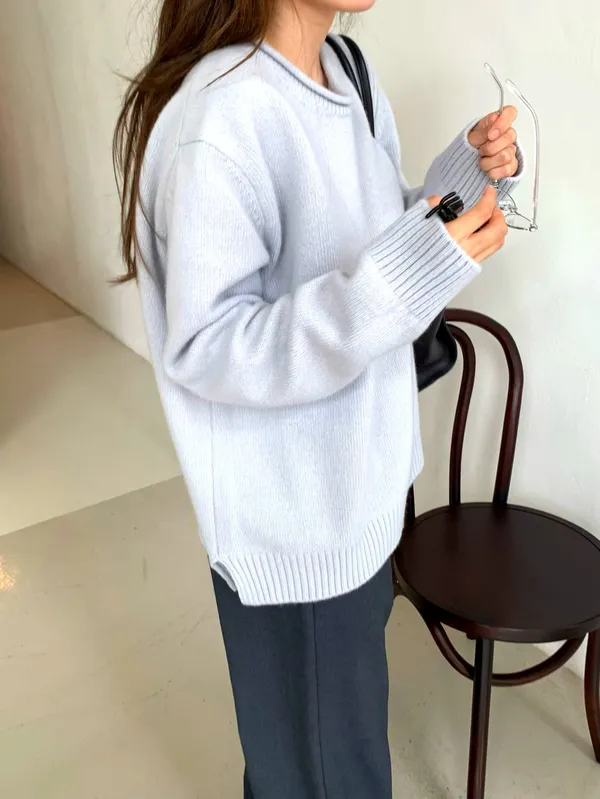 Comfortable and Versatile Women's Top, Lightweight Knit Style
