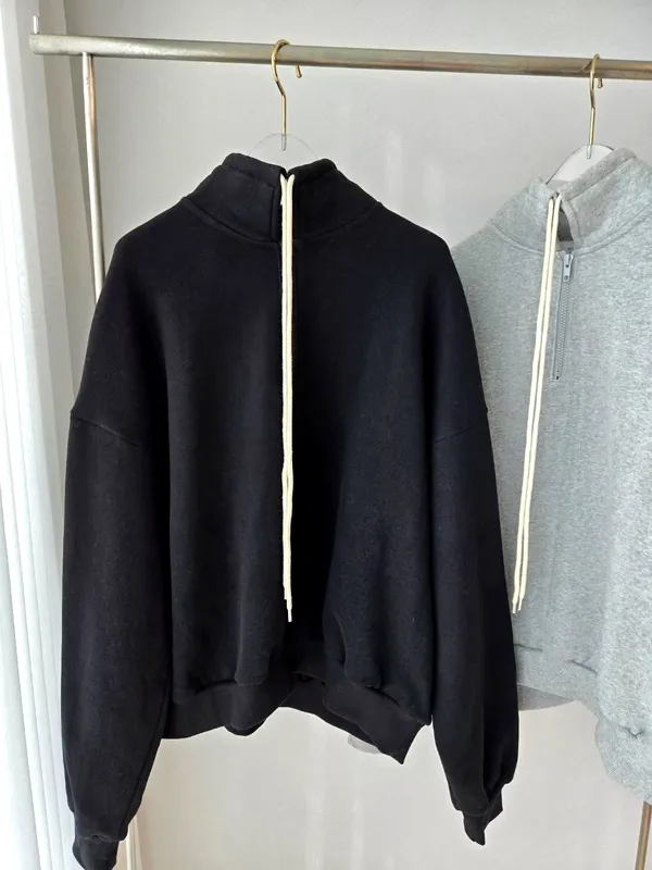 Stylish and Minimalist Women's Sweatshirt - Comfortable and Versatile