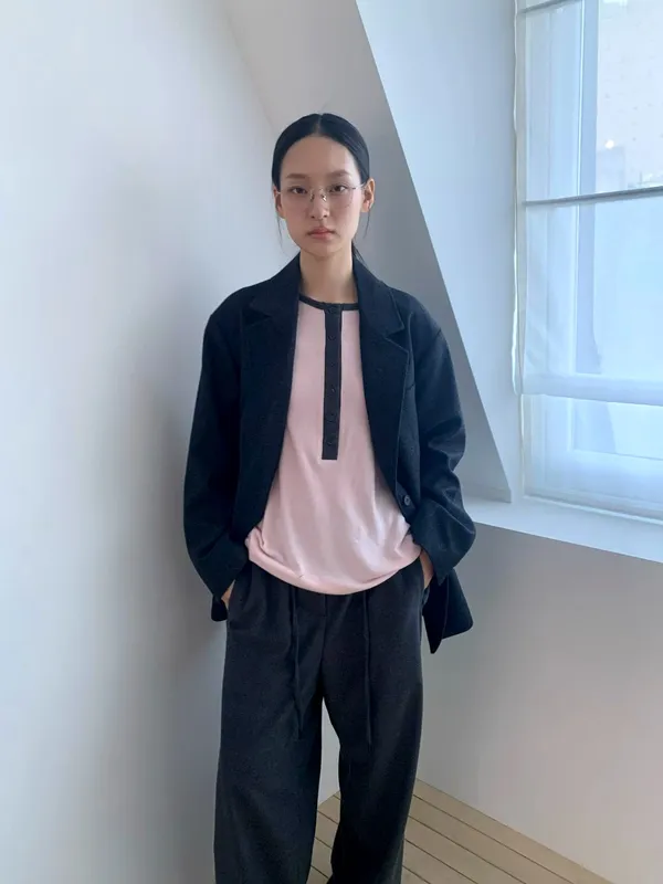 Stylish and Minimalist Women's Jacket - Elegant and Versatile