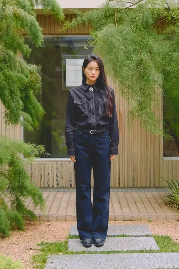Classic High-Waisted Jeans - Fashionably Versatile